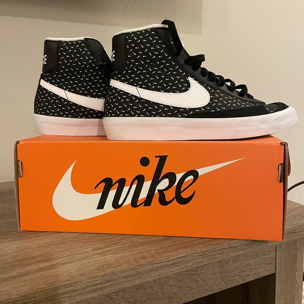 NEVER WORN BOY NIKE SNEAKERS